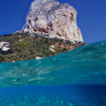 Parque natural del PeÒÛn de Ifach. Calpe. Alicante.
Bajo la cara acantilada al mar hay un fondo de gruesos guijarros pelados y redondeados por efecto de la erosiÛn del hidrodinasmismo.